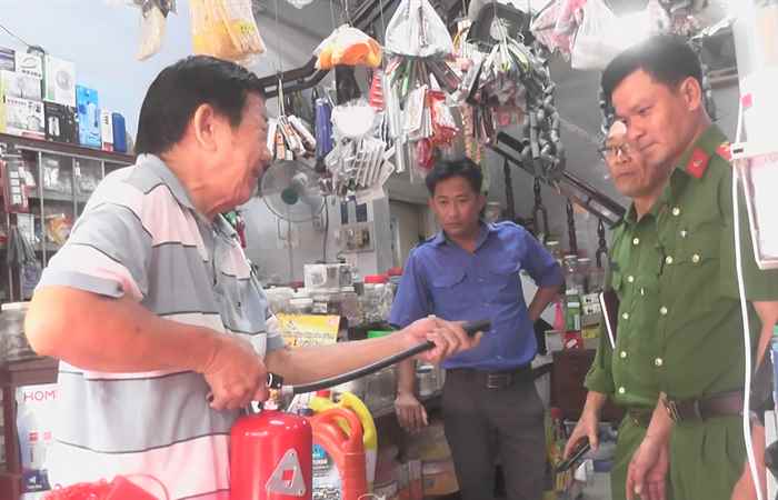 Thạnh Trị: Kiểm tra an toàn phòng cháy, chữa cháy chợ Phú Lộc